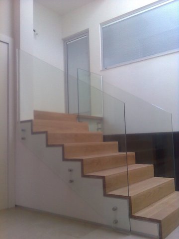 מעקה זכוכית לגרם מדרגות