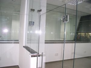 דלתות ומחיצות זכוכית