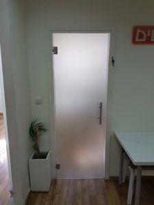 דלת זכוכית חלבית