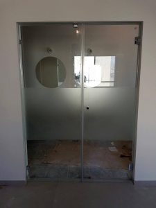 דלתות זכוכית לעסקים