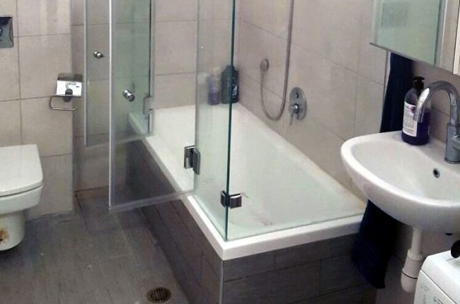 אמבטיון עם דלתות זכוכית נפתחות